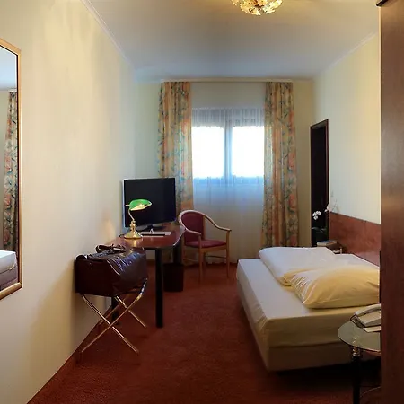 シティ ホテル アンティック 4*